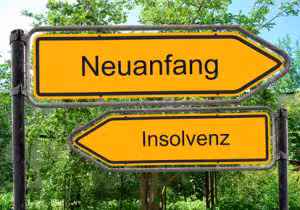 Schild mit Wahl zu Insolvenz oder Neuanfang